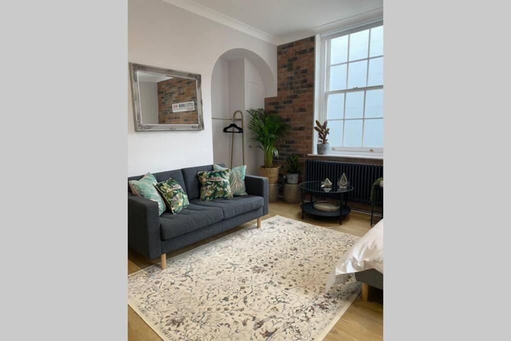 City Centre Entire Studio Apartment Chichester Exteriör bild